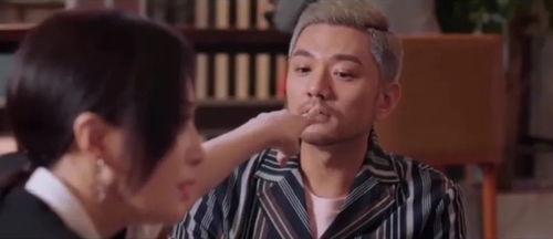 娱乐圈八卦直播间吃瓜,揭秘明星幕后故事,吃瓜群众狂欢盛宴 第1张 娱乐圈八卦直播间吃瓜,揭秘明星幕后故事,吃瓜群众狂欢盛宴 第1张